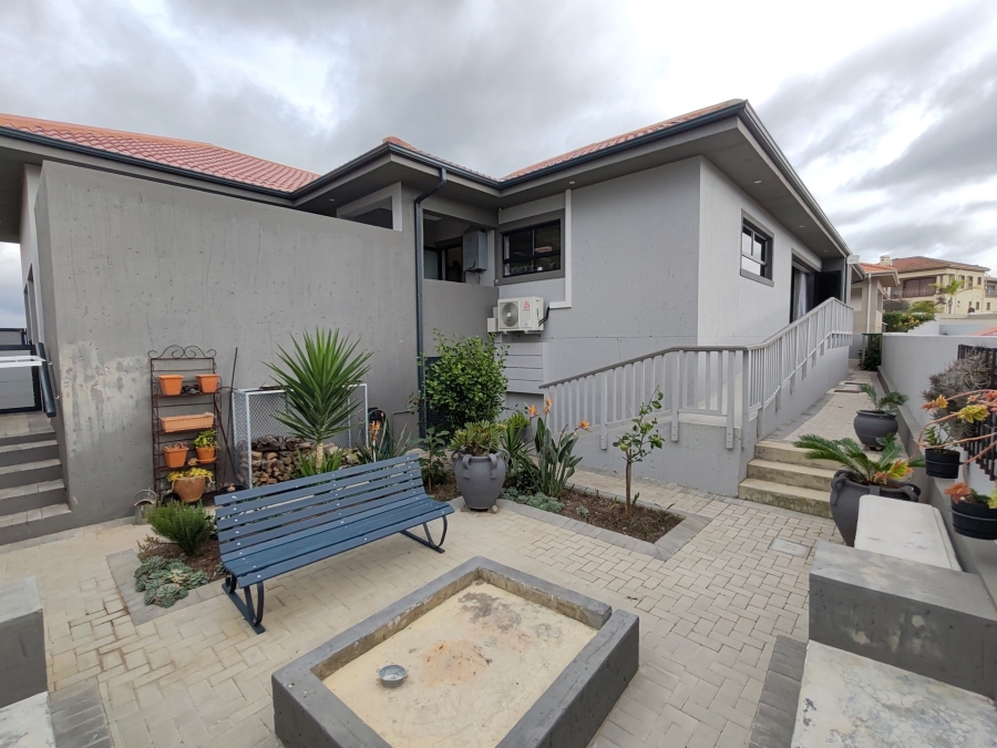3 Bedroom Property for Sale in Avonddans Western Cape